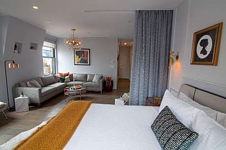 Hudson Two-bedroom Loft 1 King Bed and 2 Full Beds