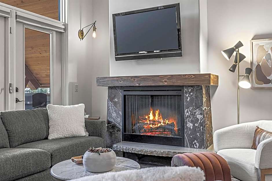 Elevated Penthouse - Pool, Hot Tub & Relaxing Atmosphere!