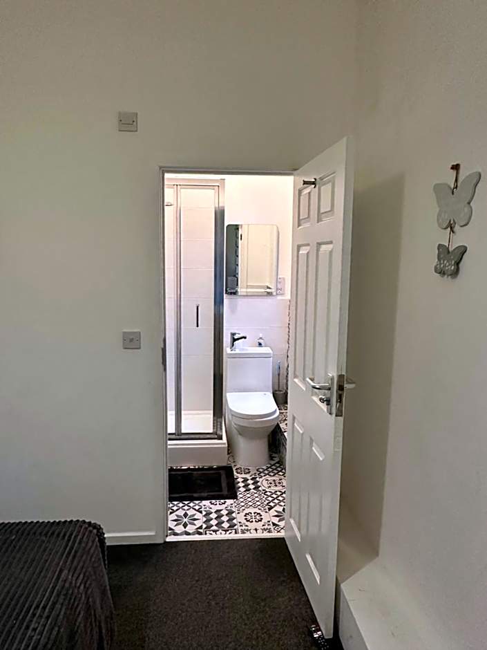 Lovely Town house Room 3