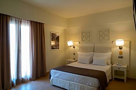 Double or Twin Room with Lake View (2 Adults + 1 Child)