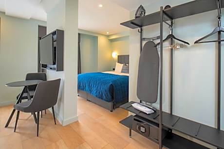 Deluxe Family Studio