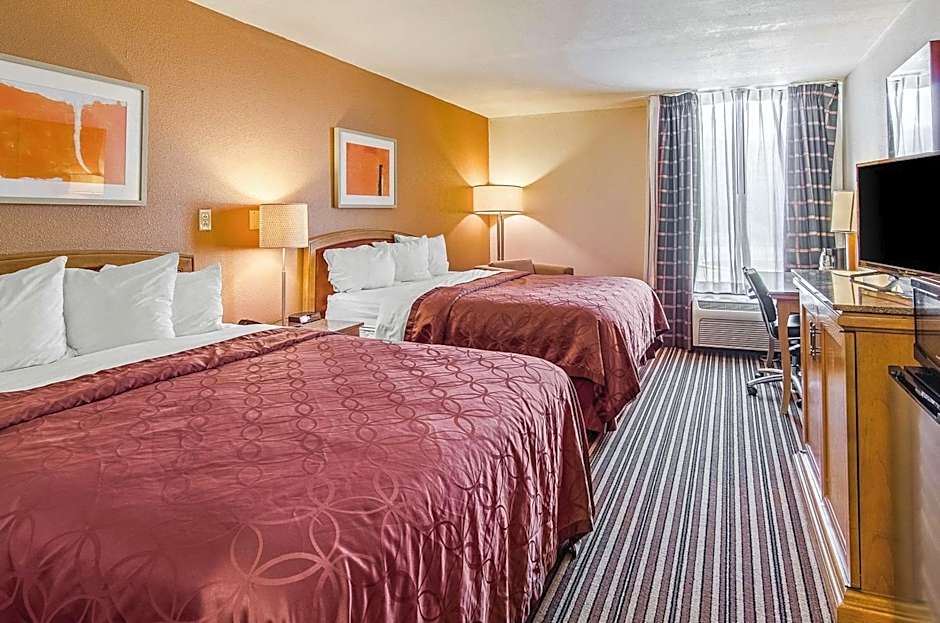 Econo Lodge Inn & Suites