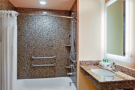 2 Queen 1 Bedroom Suite Mobil Access Tub