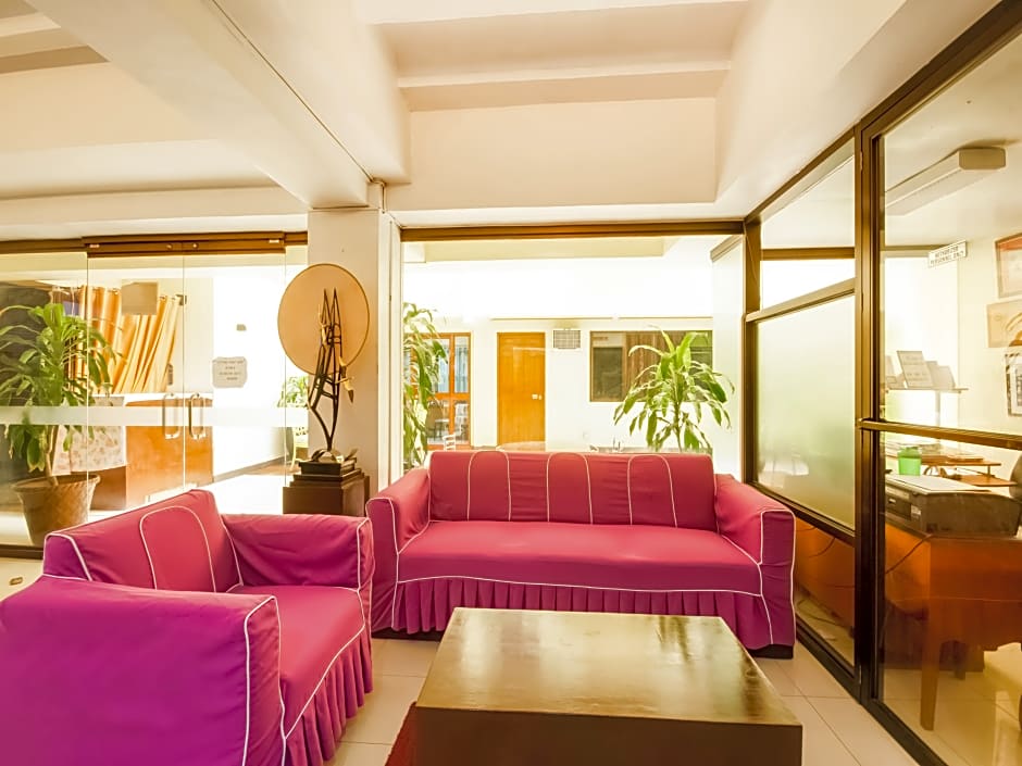 Vaccinated Staff - Capital O 465 Ford's Inn