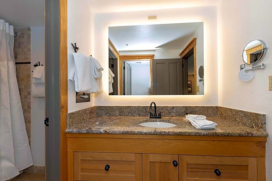 NEW! Marriott Slope View Ski & Summer Luxury Studio Sleeps 4 Full kitchen, Amenities & Paid Parking