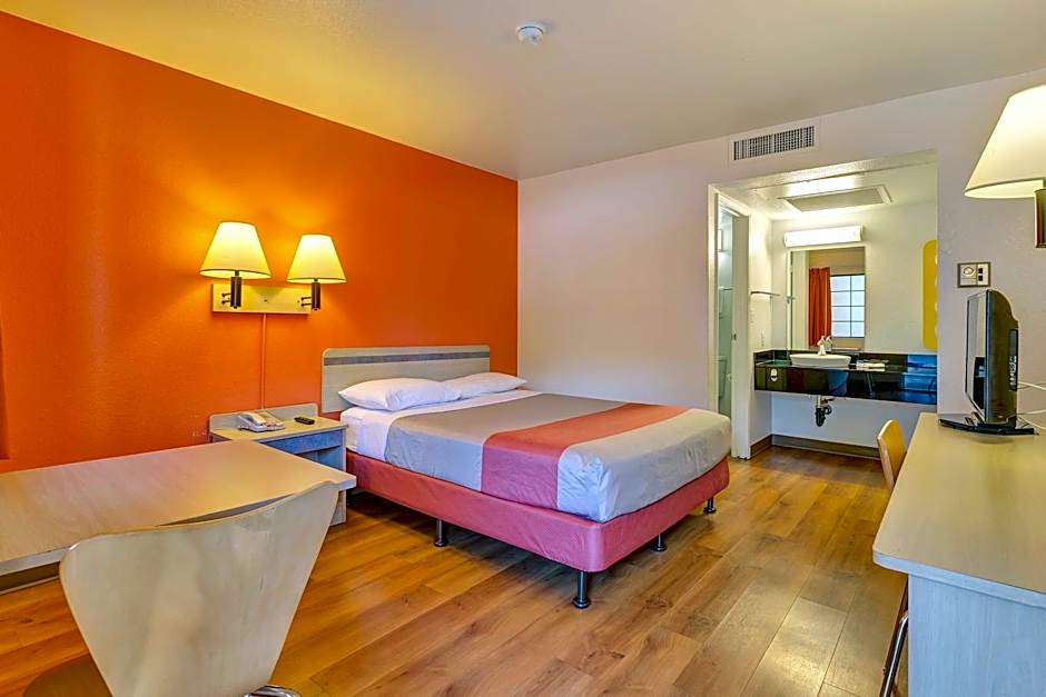 Super 8 by Wyndham Santa Rosa North