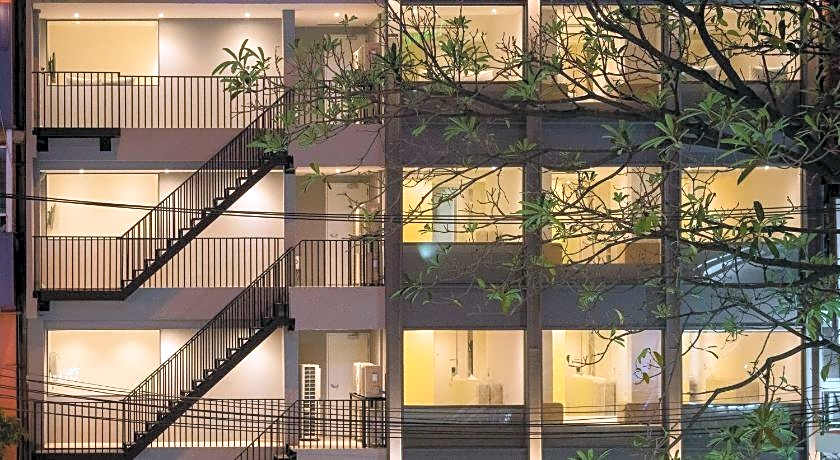 YELLO ROOMS Victory Monument