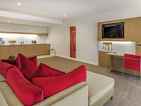 One-Bedroom Apartment with King Bed