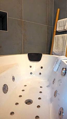 Studio with Spa Bath