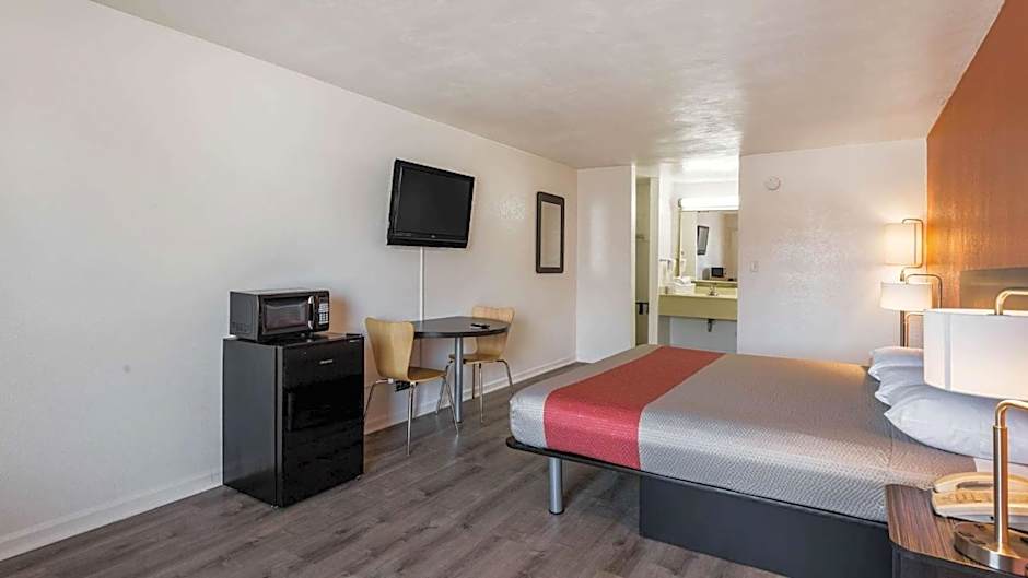 Motel 6-Portsmouth, VA