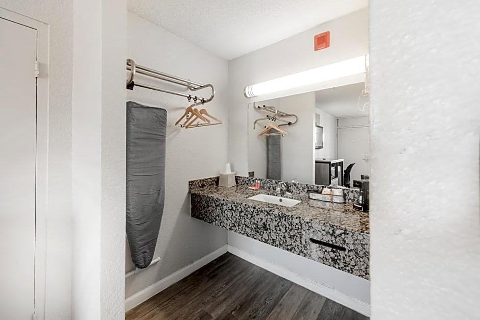 Econo Lodge Inn & Suites Near Bricktown