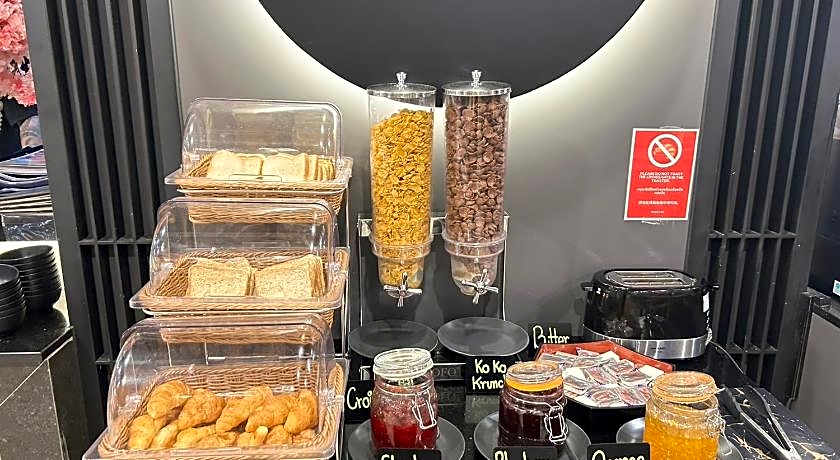 12 The Residence Hotel & Apartment