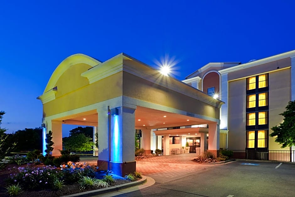 Holiday Inn Express Washington DC East- Andrews AFB By IHG