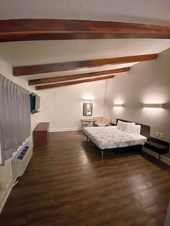 King Suite with Spa Bath - Smoking