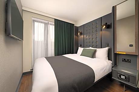 Cozy Double Room with Window