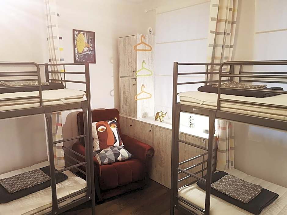 PIJAMA HOUSE - Bike & Bed