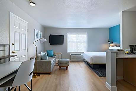 Queen Studio with Sofa bed and Courtyard view