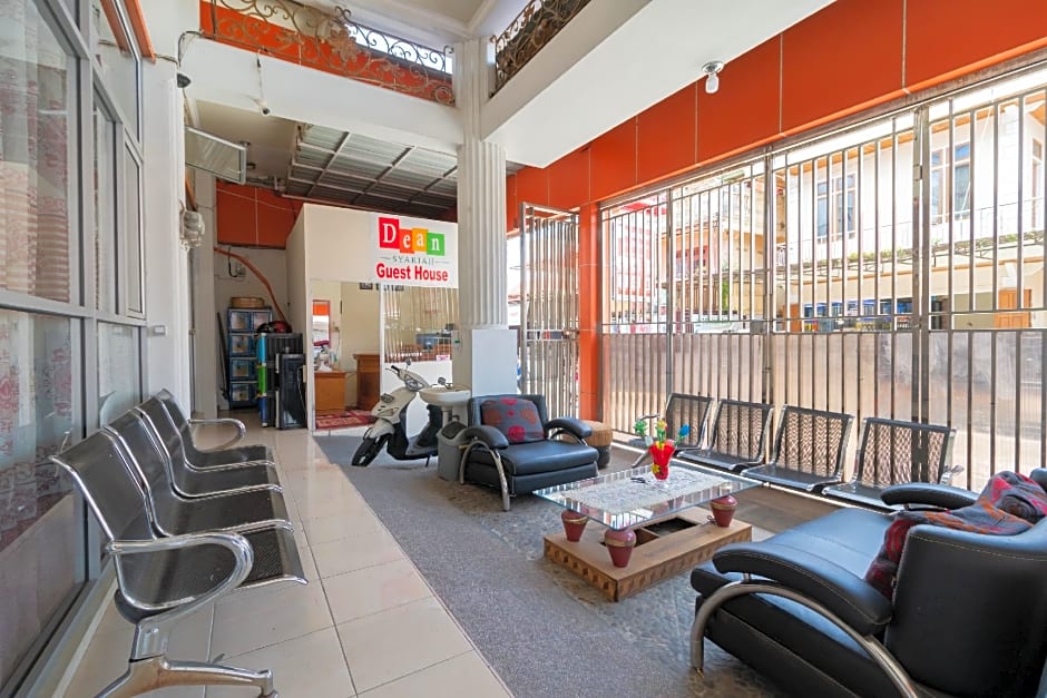 RedDoorz Syariah near Pasar Aur Kuning