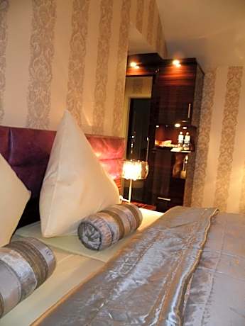 Deluxe Double Room with Shower