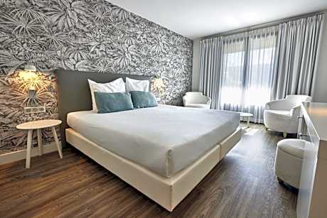 Superior room with garden view and balcony