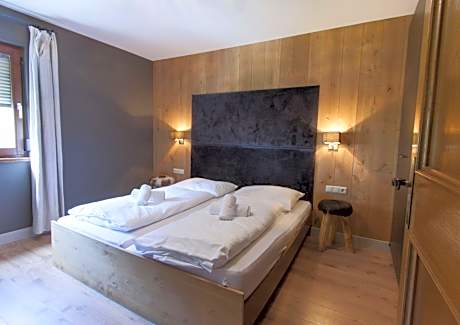 Apartment with Pool View