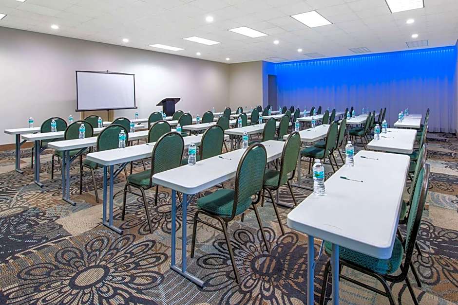 La Quinta Inn & Suites by Wyndham Clearwater Central