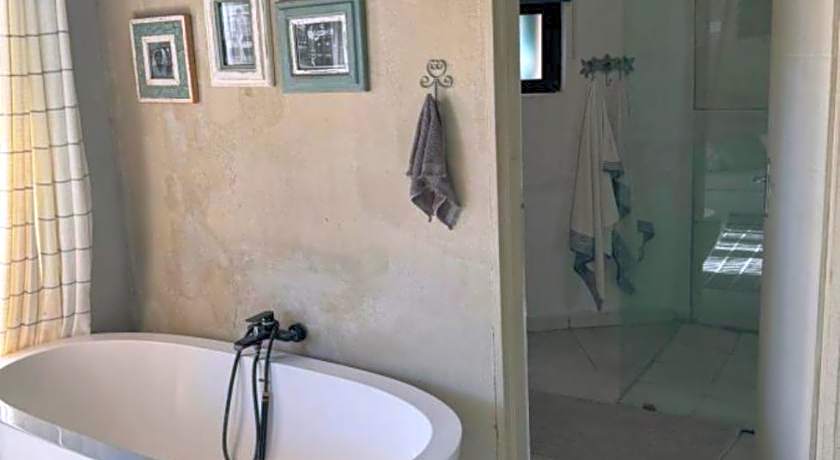 Simba Safaris African Pride Exotic Lodge