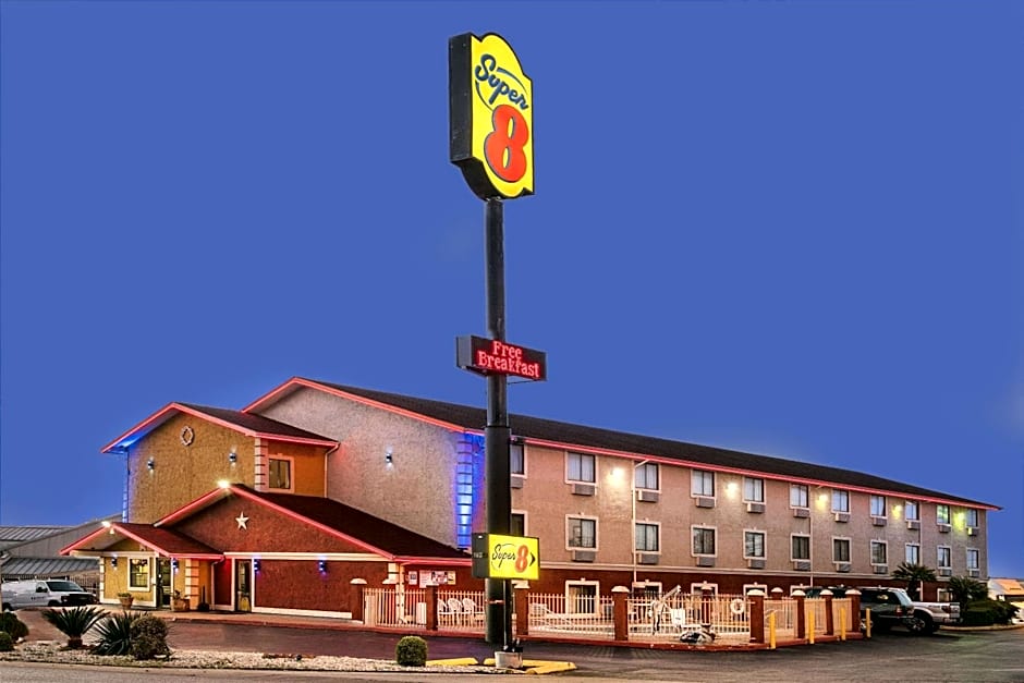 Super 8 by Wyndham San Antonio/I-35 North