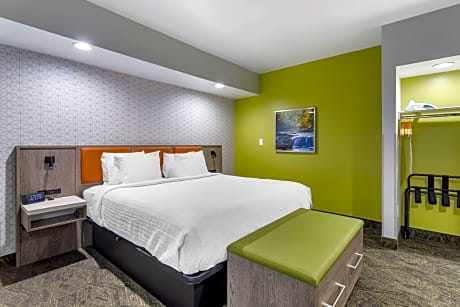 King Suite with Bunk Bed and Balcony - Non-Smoking