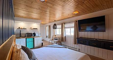 Studio Suite with King Bed, Balcony