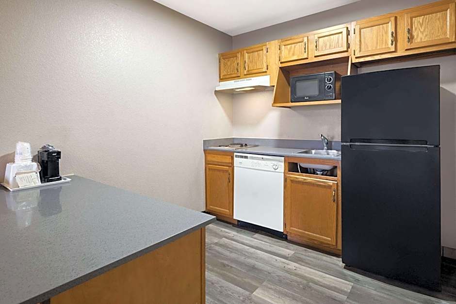 Days Inn & Suites by Wyndham Kokomo