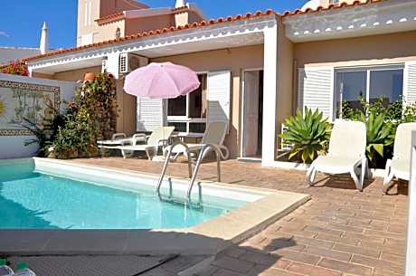 Stylish well-equipped, private pool, close to amenities, free AC Wifi