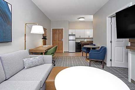 1 King One Bedroom Suite Mobility Accessible Tub