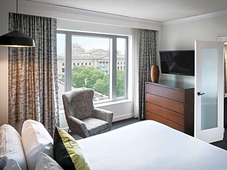 1 King Canterbury Corner Suite - 950 Sq Ft