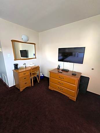 Queen Room with Two Queen Beds - Hallway Pool Access/Non-Smoking