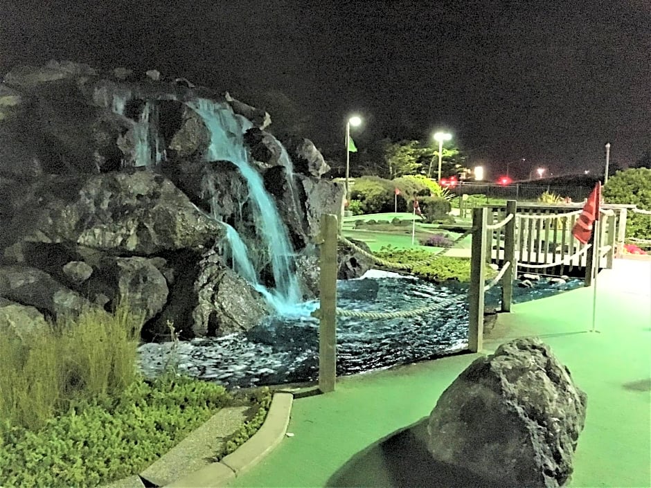 Emerald Dolphin Inn & Mini Golf