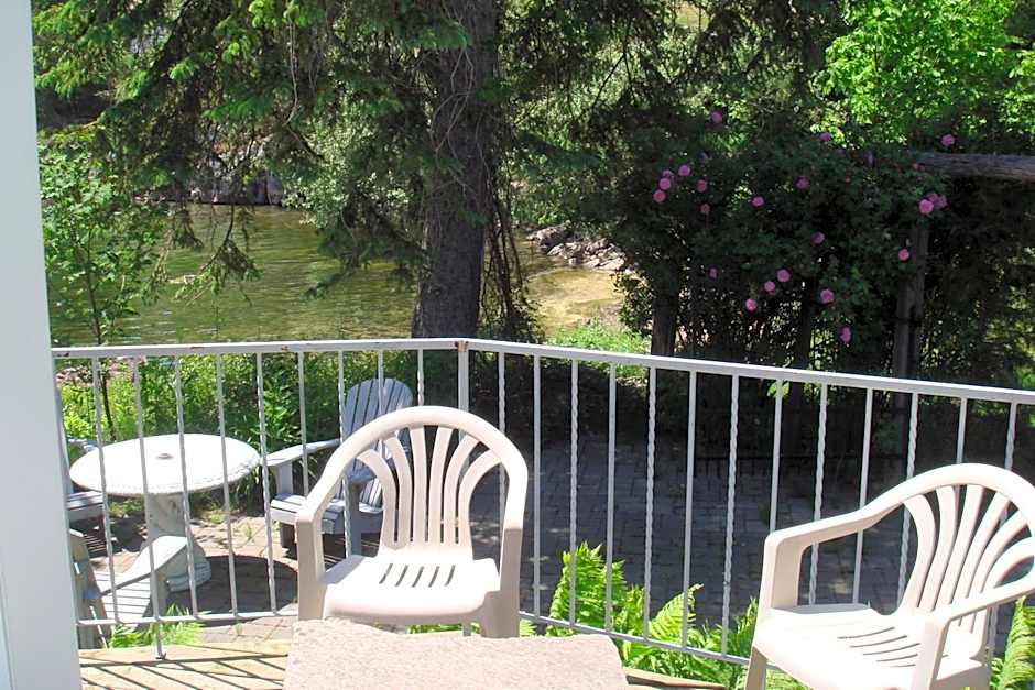 Boathouse Country Inn