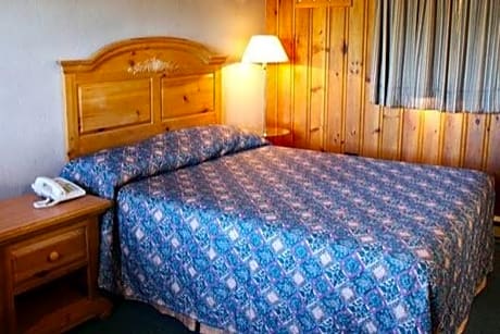 Queen Bed With Jetted Tub Non-Smoking With Free Wifi, Refrigerator, Microwave, Hdtv