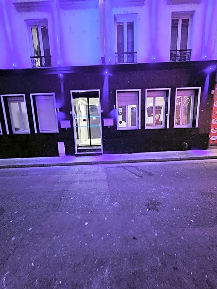 Modern's Hotel