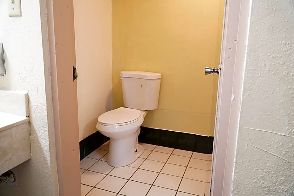 Quality Quarters Inn By OYO Richmond KY I-75