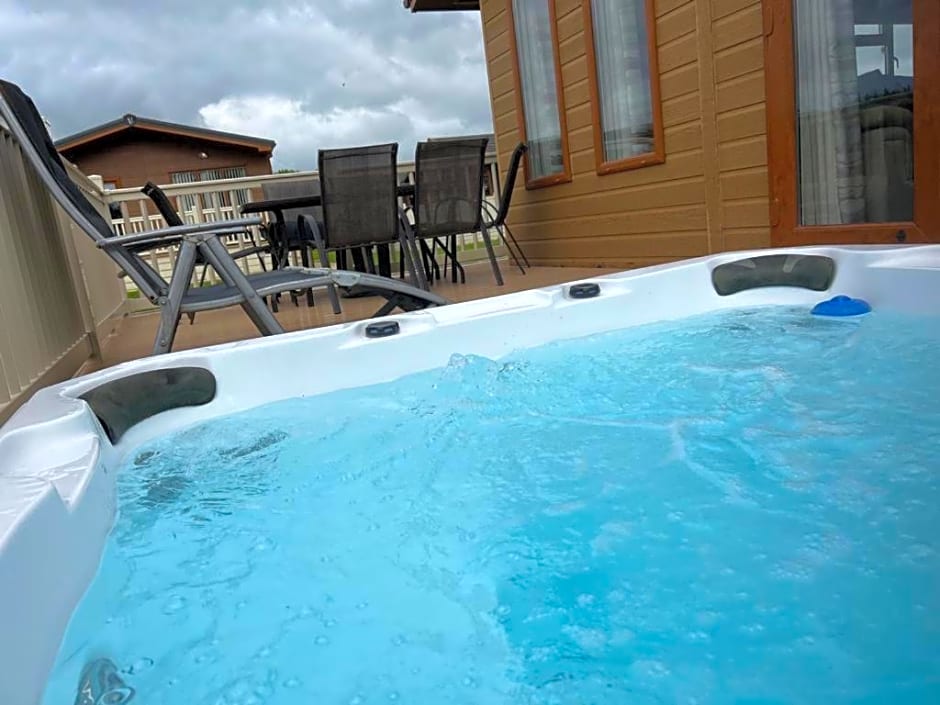 Kingfisher Lodge with Hot Tub
