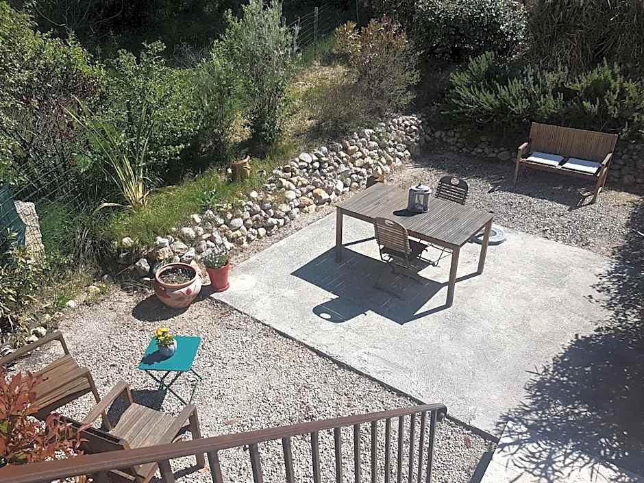 "Les Lauriers" chambre indépendante avec terrasse privée