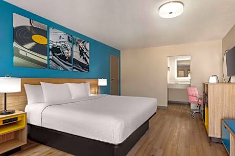 1 King Bed Smoking