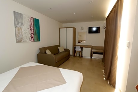 Family Room (2 Adults + 1 Child)