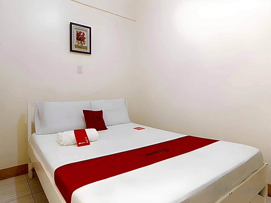 RedDoorz @ Golden Skye Hotel Guagua