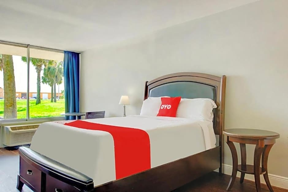 Photo 1 of 7 of Deluxe 1 Queen Bed