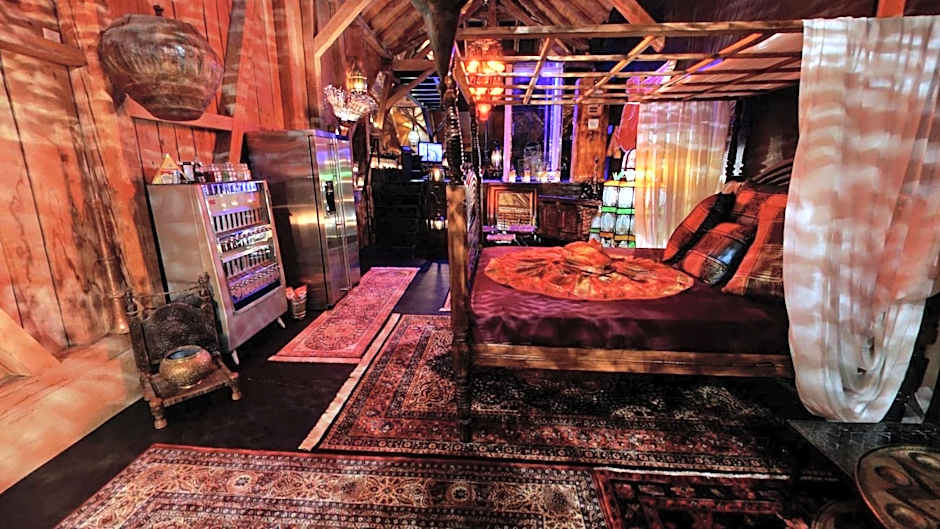 Bijou Hotel / Love and Romance