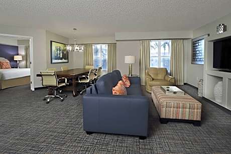 1 Bedroom Deluxe Suite, 1 King, Sofa Bed, Courtyard View