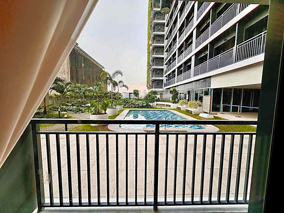 Luxury Condo with balcony on amenity floor, easy access to pool, Sky Garden, Working Lounge and Gym in Makati 7F