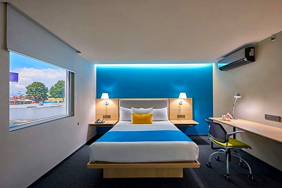 Foto 1 di 5 di 1 Queen Bed with Sofabed Suite